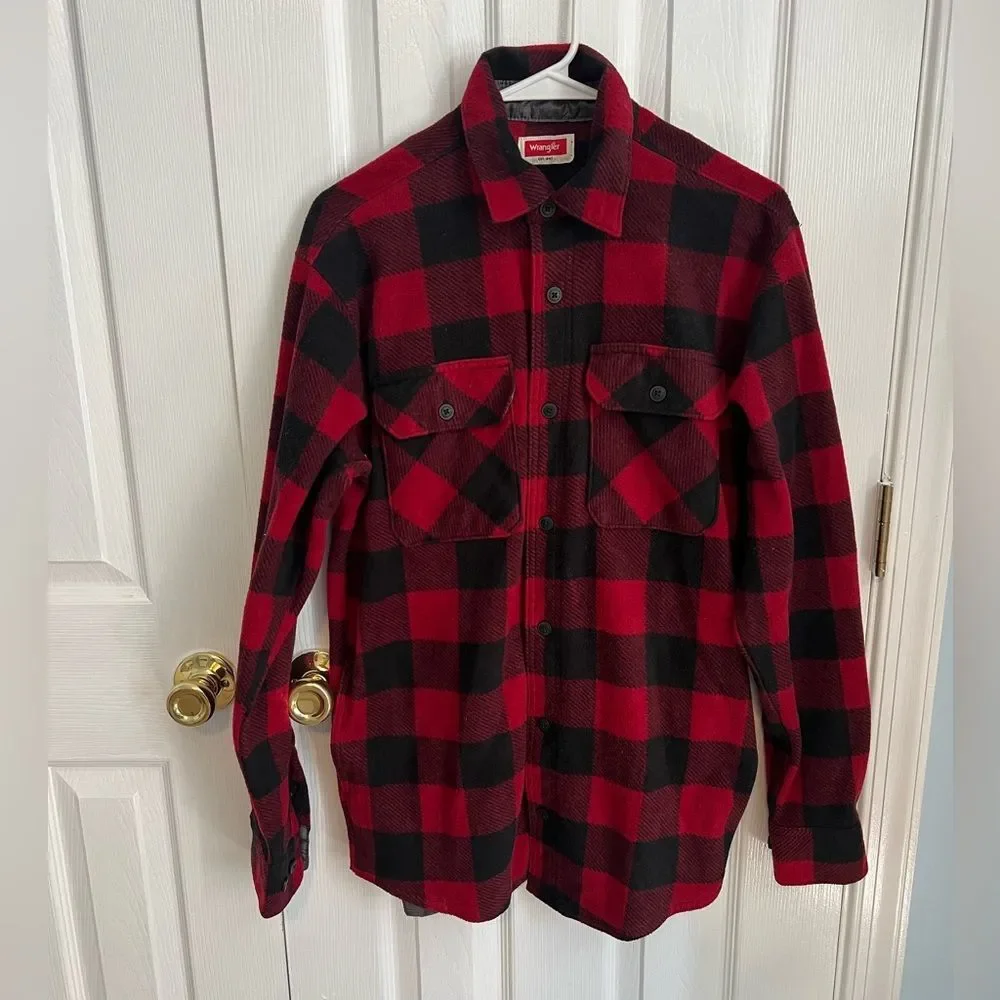 Wrangler Mens Small‎ Red and Black Plaid Long Sleeve Button Down Shirt